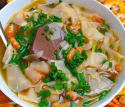 HOANH THANH LA KHO - Soak wonton wrapper in cold water for about 1 minute, remove to drain. Cook tại California